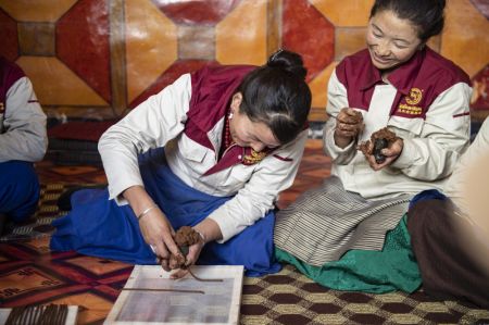 (miniature) Des femmes fabriquent de l'encens tibétain selon un savoir-faire traditionnel dans un atelier du district de Nyemo