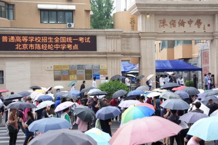 (miniature) Des candidats entrent dans un site du concours national d'entrée à l'université à Beijing