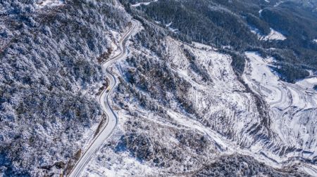 (miniature) Une photo aérienne montre des employés du bureau local d'approvisionnement en électricité patrouillant à Liupanshui