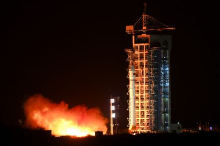 (miniature) Une fusée porteuse Longue Marche-2D transportant le satellite Tianhui-4 décolle du Centre de lancement de satellites de Jiuquan