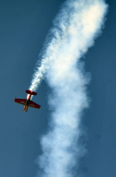 (miniature) Un avion participe à un spectacle acrobatique lors d'un événement public organisé par l'Association des propriétaires d'avions et des pilotes de Chine (China Aircraft Owners and Pilots Association