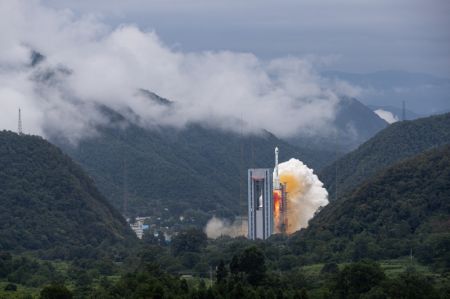 (miniature) Une fusée porteuse transportant le dernier satellite du système de navigation par satellite BeiDou (BDS) décolle du centre de lancement de satellites de Xichang