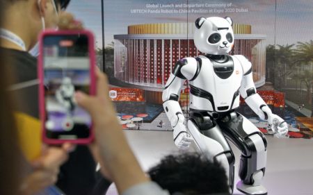 (miniature) Un robot en forme de panda lors de la Conférence mondiale de la robotique 2021 à Beijing