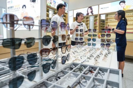 (miniature) Des gens choisissent des lunettes dans un centre commercial à Danyang