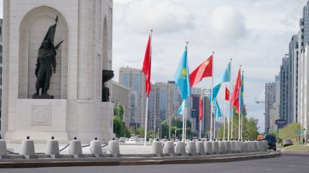 (miniature) Les drapeaux nationaux chinois et kazakh sont hissés à Astana