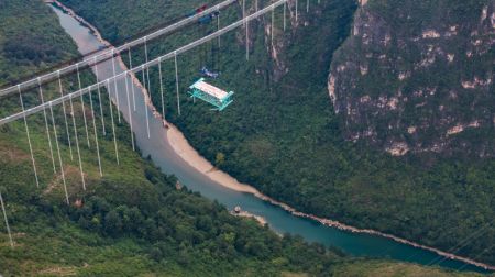 (miniature) Photo aérienne du premier élément en acier du pont du grand canyon de Huajiang