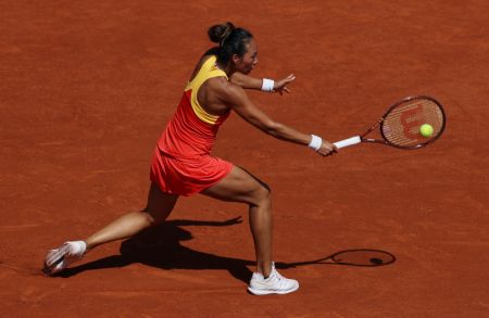 (miniature) Photo prise le 31 juillet 2024 montrant la Chinoise Zheng Qinwen lors du match de tennis des quarts de finale du simple femmes contre l'Allemande Angelique Kerber aux Jeux olympiques de Paris 2024 à Paris