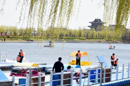 (miniature) Des visiteurs dans un parc de Qingdao