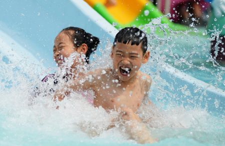 (miniature) Des enfants jouent dans un parc aquatique à Tengzhou