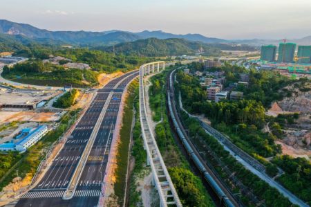 (miniature) Photo a&eacute;rienne d'un chemin de fer &agrave; sustentation magn&eacute;tique (maglev) &agrave; vitesse mod&eacute;r&eacute;e-faible en construction pr&egrave;s du parc d'attractions Chimelong
