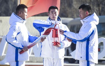 (miniature) Des membres du personnel allument la torche avant le relais de la flamme des Jeux olympiques d'hiver de Beijing 2022 sur la section de Badaling de la Grande Muraille