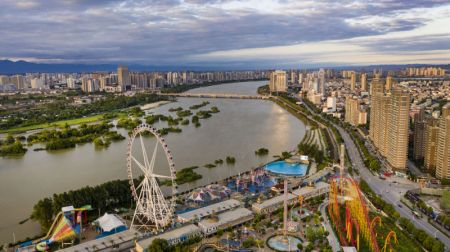 (miniature) Photo aérienne d'une vue à proximité des terres humides Hanjiang à Hanzhong