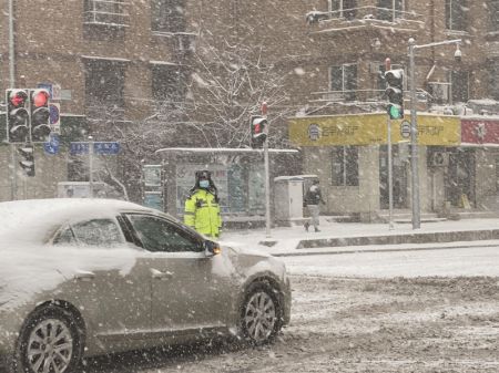 (miniature) Un policier sous une forte chute de neige &agrave; Dalian