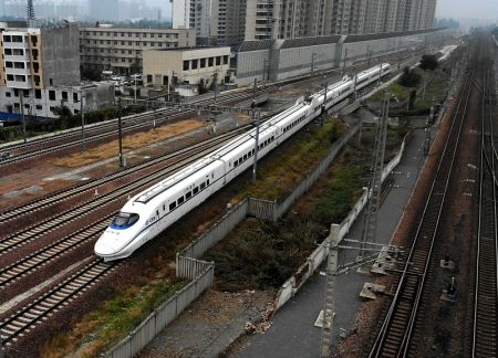(miniature) Photo aérienne du train d'inspection globale sur le point de départ depuis la gare de Jiaozuo