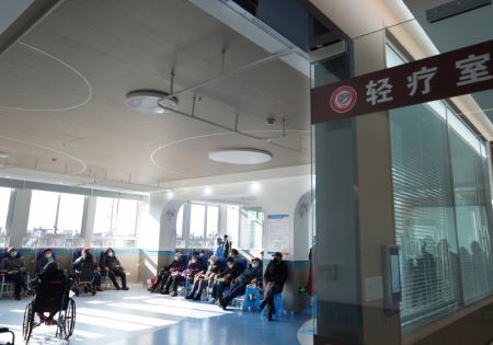 (miniature) Des patients sont traités par perfusion intraveineuse dans un établissement de santé communautaire à Shanghai