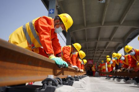 (miniature) Des ouvriers posent des rails pour la section au Hebei du chemin de fer interurbain Beijing-Xiongan