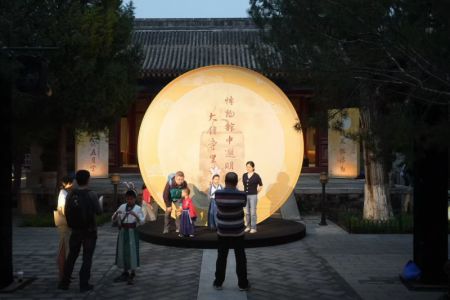 (miniature) Des visiteurs au Musée de la cloche ancienne du temple Dazhong