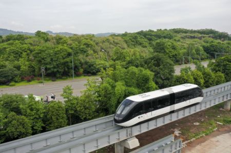 (miniature) Une rame BYD SkyShuttle lors d'un test de fonctionnement dans l'arrondissement de Bishan de la ville chinoise de Chongqing (sud-ouest)