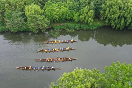 (miniature) Des habitants pratiquent la course de bateaux-dragons dans le lac Qinhu à Taizhou