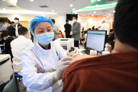 (miniature) Un homme reçoit une injection du vaccin contre le COVID-19 dans une clinique du district de Feixi de la province de l'Anhui