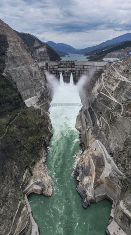 (miniature) Photo aérienne de la centrale hydroélectrique Baihetan dans le sud-ouest de la Chine
