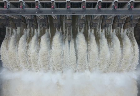 (miniature) La centrale hydroélectrique de Shuikou ouvre ses écluses pour lâcher de l'eau après des jours de pluies sur le cours supérieur de la rivière Minjiang dans le district de Minqing