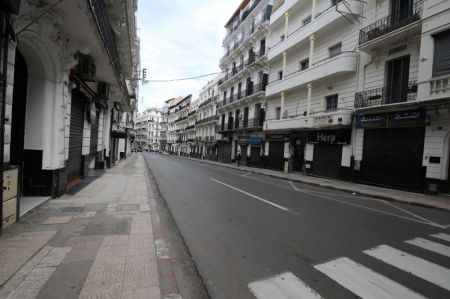 (miniature) Une rue presque vide à Alger