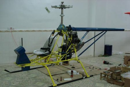 (miniature) Un chinois construit lui-même un hélicoptère