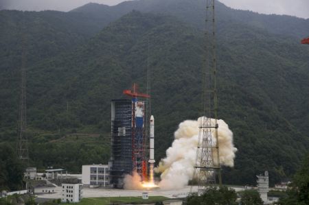 (miniature) Une fusée porteuse Longue Marche-2C transportant un groupe de neuf satellites commerciaux décolle du Centre de lancement de satellites de Xichang