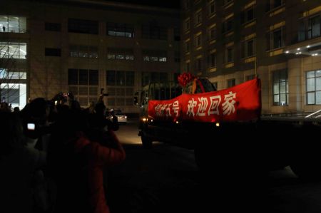 (miniature) Les gens célèbrent l'arrivée de la capsule de retour de la sonde chinoise Chang'e-5 à l'Académie chinoise de technologie spatiale (ACTS) à Beijing