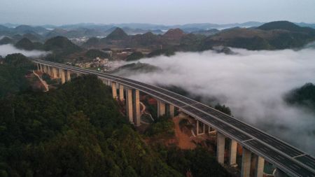 (miniature) Photo aérienne prise le 28 mars 2022 du grand pont Shitouzhai de l'autoroute Guiyang-Huangping