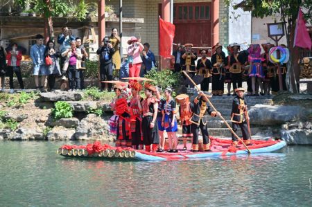 (miniature) Des acteurs représentent une cérémonie de mariage traditionnelle de l'ethnie Yao dans le bourg Yao de Changping du district de Mengshan à Wuzhou