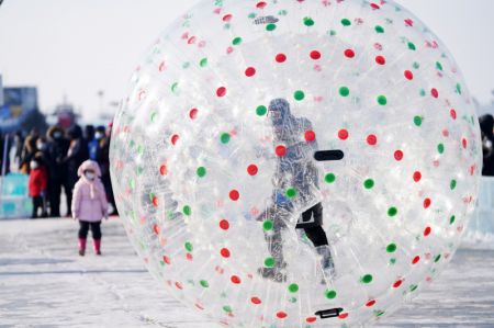 (miniature) Des gens s'amusent sur le fleuve Songhua gel&eacute; dans un parc de glace et de neige &agrave; Harbin