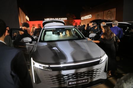 (miniature) Des visiteurs observent un modèle de SUV Exeed lors de la cérémonie de son lancement dans le nord du Grand Caire