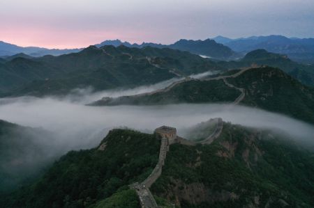 (miniature) Vue aérienne de la section de Jinshanling de la Grande Muraille enveloppée de brume matinale dans le district de Luanping de la ville de Chengde