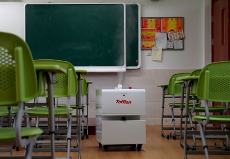 (miniature) Un robot désinfecte une salle de classe dans un lycée à Shanghai