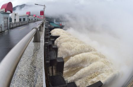 (miniature) Photo prise le 13 juin 2022 montrant l'eau jaillissant d'une vanne de la centrale hydroélectrique de Shuikou