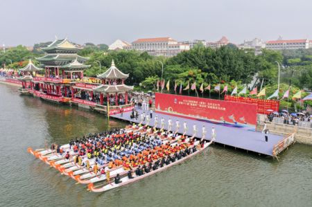 (miniature) Photo aérienne de rameurs en provenance des deux rives du détroit de Taiwan durant la cérémonie d'ouverture d'un festival culturel de bateaux-dragons à Xiamen