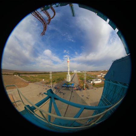 (miniature) La combinaison du vaisseau spatial habité Shenzhou-13 et d'une fusée porteuse Longue Marche-2F est transférée dans la zone de lancement du Centre de lancement de satellites de Jiuquan