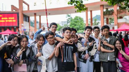 (miniature) Des candidats posent pour des photos à l'extérieur d'un site d'examen à Guiyang