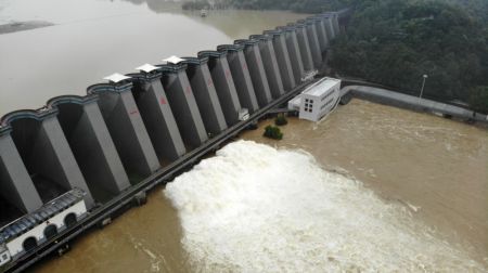 (miniature) Photo aérienne prise le 23 juin 2020 montrant le barrage de Foziling procédant à un délestage des eaux de crue
