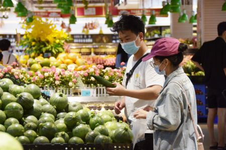 (miniature) Des clients achètent des légumes dans un supermarché