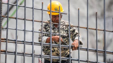 (miniature) Un travailleur sur le chantier du grand pont Tianmen dans la province chinoise du Guizhou (sud-ouest)