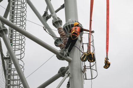 (miniature) Un ouvrier travaille sur un chantier du site de lancement d'engins spatiaux commerciaux de Hainan