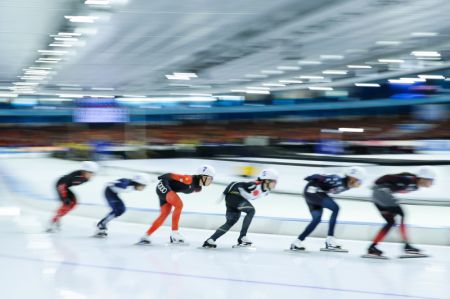 (miniature) Yang Binyu (3e à gauche) à la demi-finale du départ groupé féminin aux Championnats du monde de patinage de vitesse de l'ISU à Heerenveen