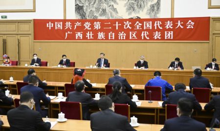(miniature) Xi Jinping participe &agrave; une discussion de groupe avec les d&eacute;l&eacute;gu&eacute;s de la r&eacute;gion autonome Zhuang du Guangxi (sud de la Chine) assistant au 20e Congr&egrave;s national du Parti communiste chinois
