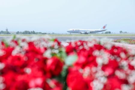 (miniature) L'avion du président chinois Xi Jinping se prépare à décoller à Douchanbé