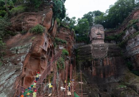 (miniature) Des ouvriers renforcent un flanc de la colline autour du grand Bouddha de Leshan