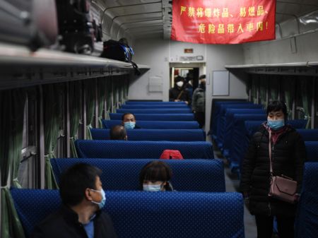 (miniature) Des passagers s'apprêtent à partir dans le train 3603 de Beijing à Chongqing