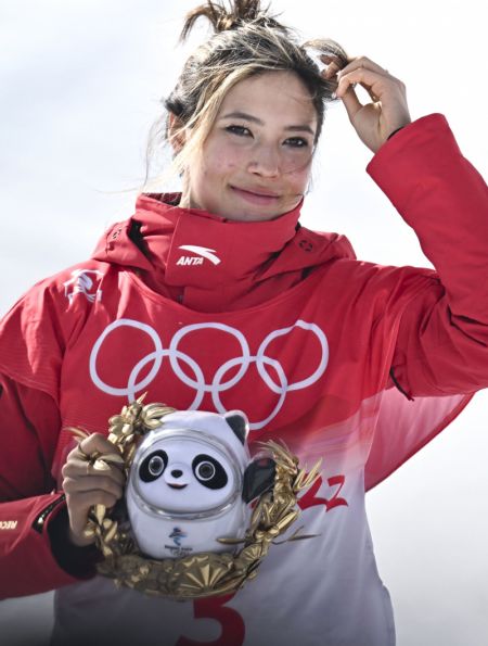 (miniature) La Chinoise Gu Ailing lors de la cérémonie de fleurs après la finale du freeski slopestyle femmes des Jeux olympiques d'hiver de Beijing 2022